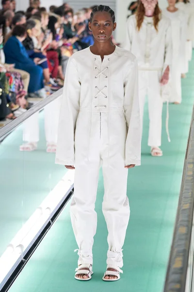 Look 100